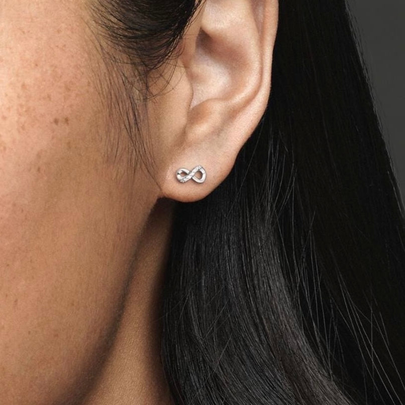 CLOUS D'OREILLES SCINTILLANTS INFINITY